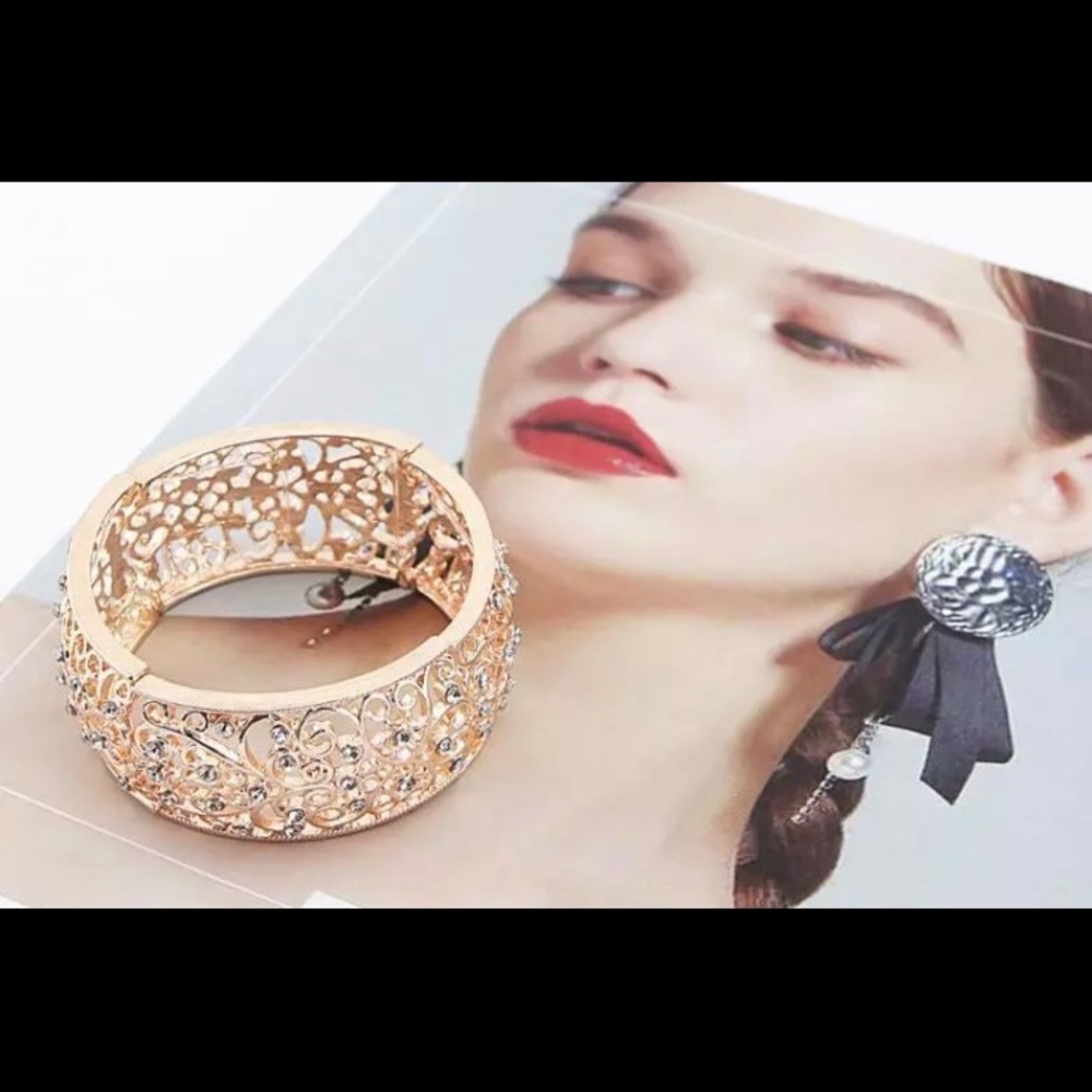 High Quality Hollow Heart Flower Elastic bracelet. - Picture 4 of 4